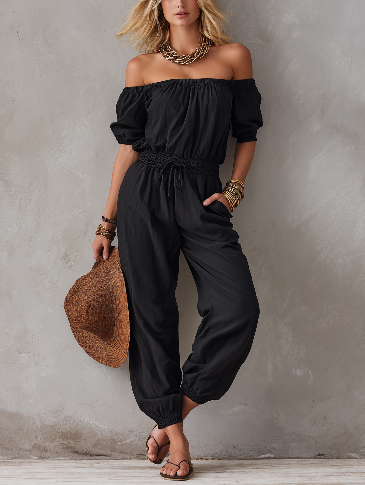 Marbella | Tuta nera casual con spalle scoperte e coulisse regolabile