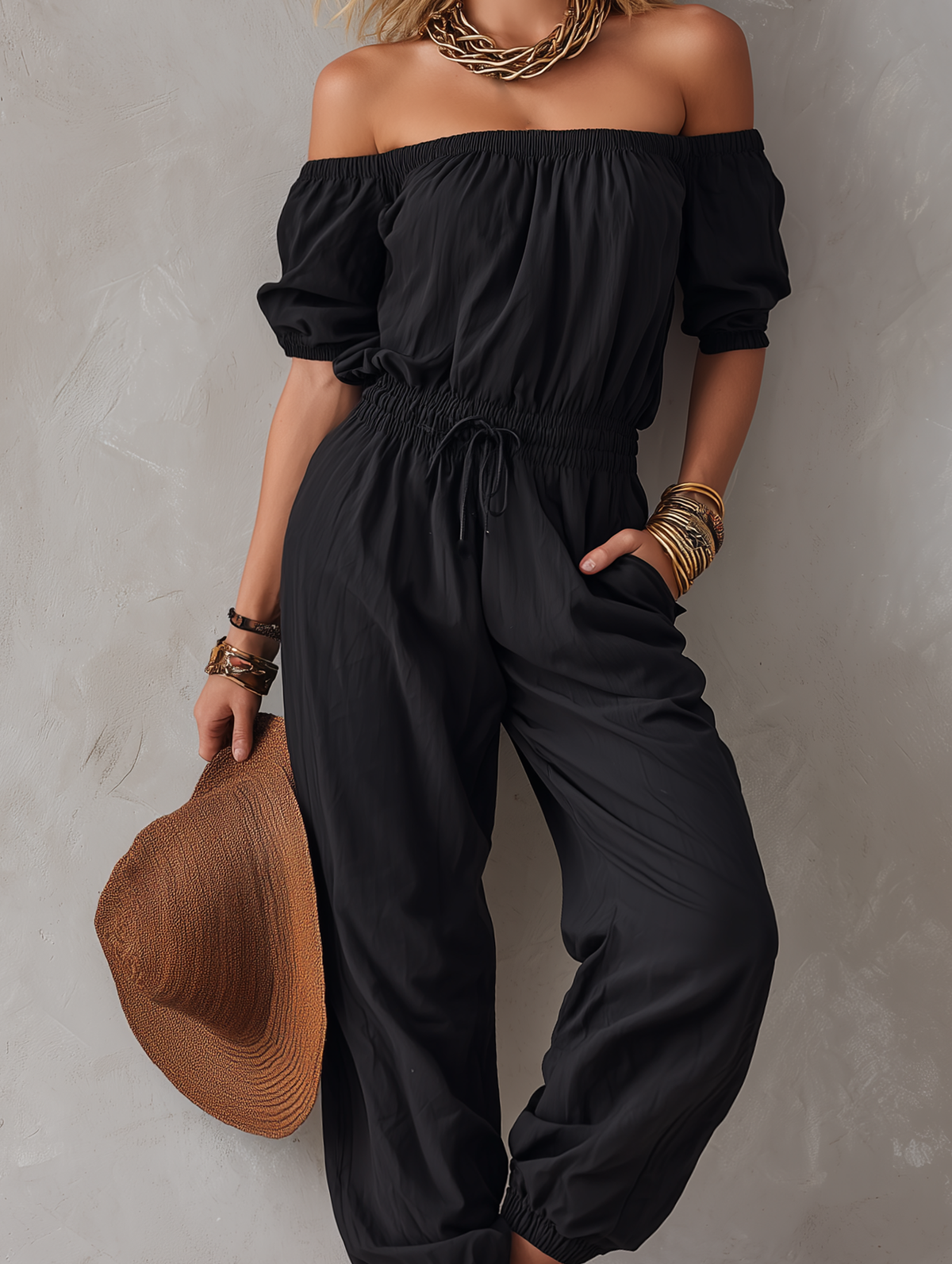 Marbella | Tuta nera casual con spalle scoperte e coulisse regolabile